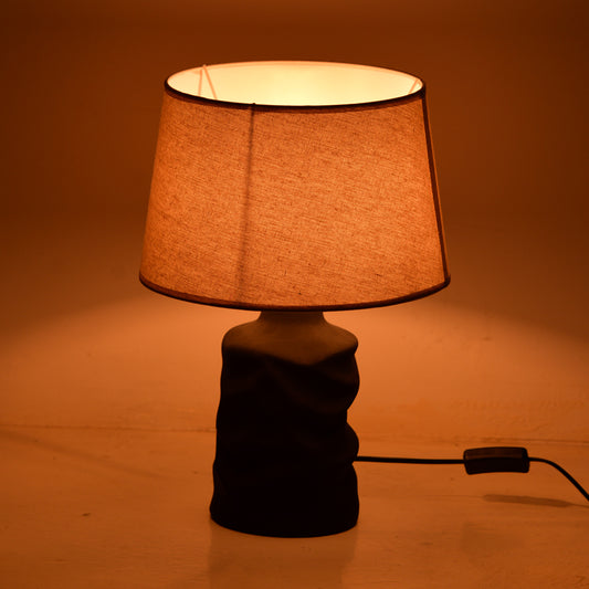 Επιτραπέζιο φωτιστικό Wabbi Inart Ε27 κεραμικό σε μαύρο-μπεζ απόχρωση Φ28x41εκ - Hippiehome.gr