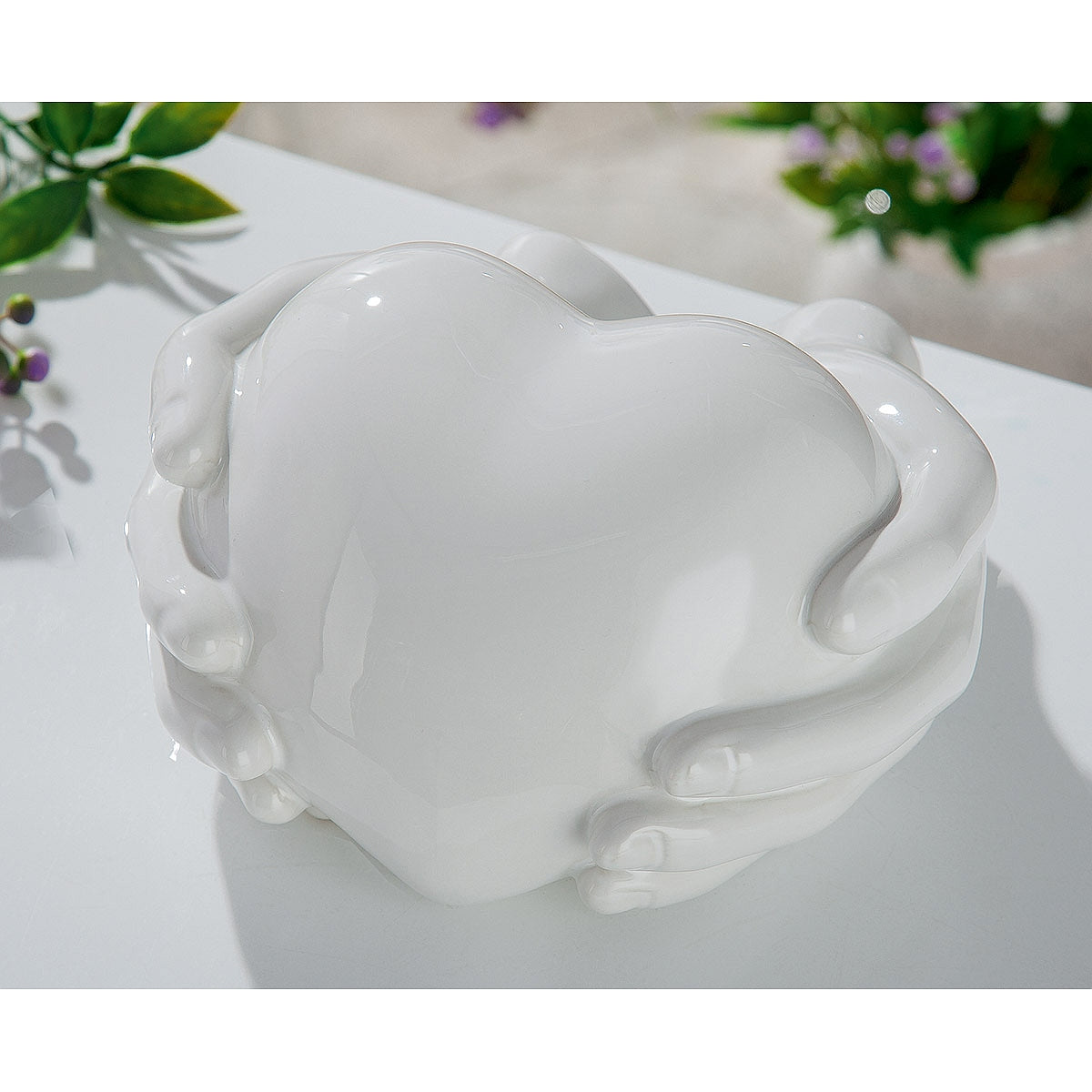 Διακοσμητικό Χέρια Κρατούν Καρδιά Γυαλιστερό Λευκό Κεραμικό 17x18x10cm - Hippiehome.gr