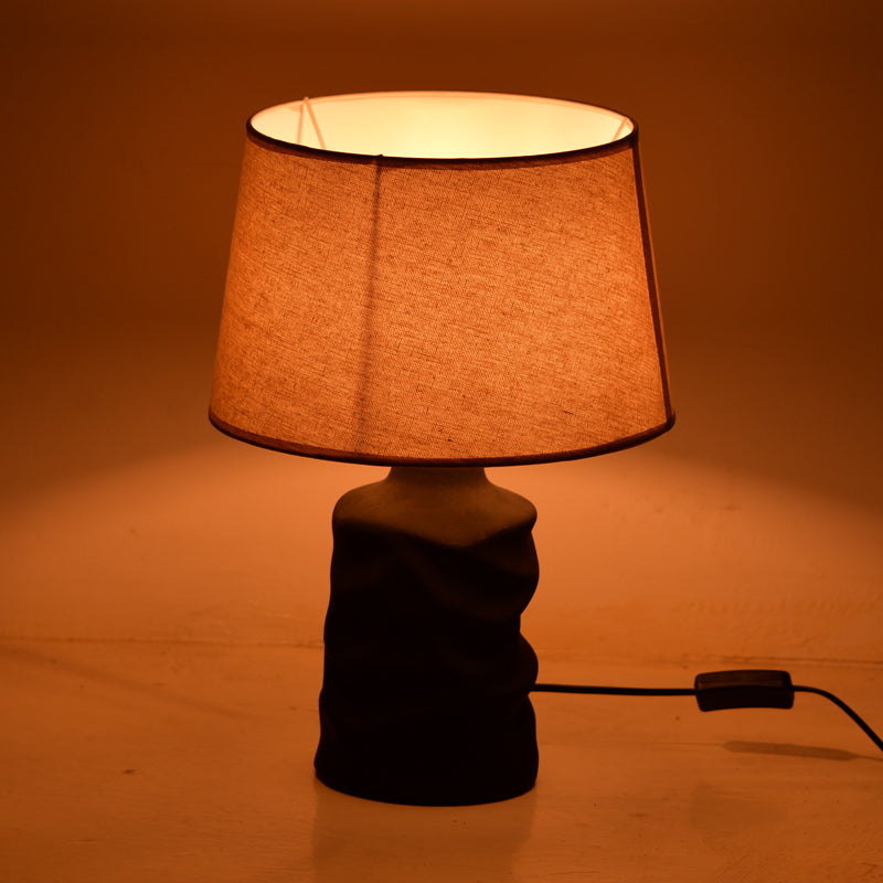 Επιτραπέζιο φωτιστικό Wabbi Inart Ε27 κεραμικό σε μαύρο-μπεζ απόχρωση Φ28x41εκ - Hippiehome.gr